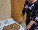 p. Teresa kroi tort urodzinowy
